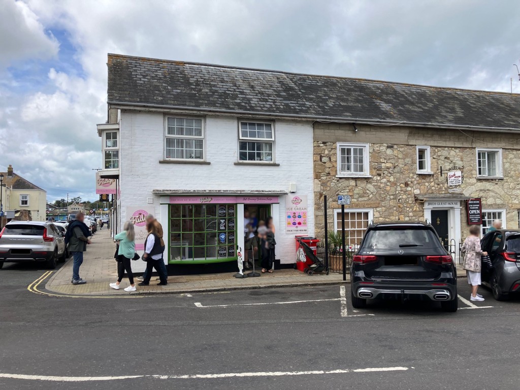 Lot: 41 - COMMERCIAL INVESTMENT WITH SHARE OF FREEHOLD - View of front of shop